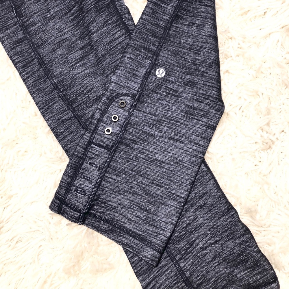 Like NEW! LuluLemon Athletica Navy Leggings Size 6 - Picture 2 of 7